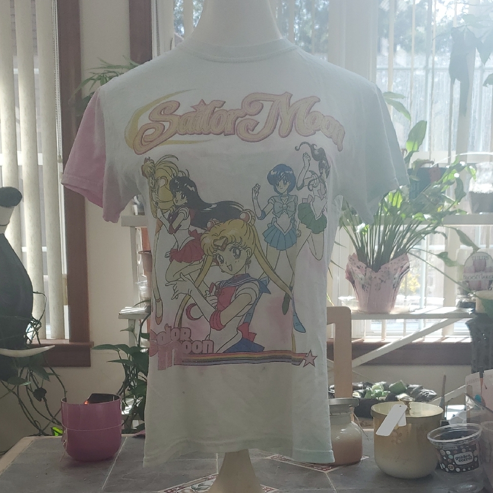 Hot Topic Sailor Moon Short Sleeve Tee - White and Pink